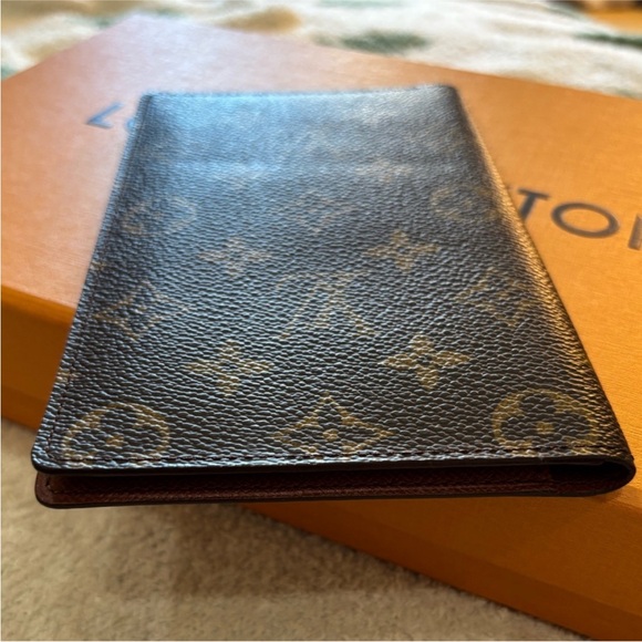Louis Vuitton passport and credit card holder. - Picture 3 of 13